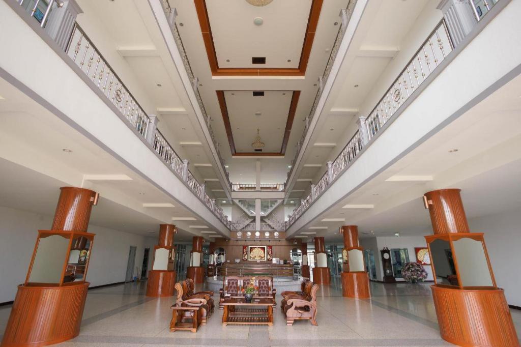 Oyo 75394 Sakthong Grand Hotel Чианг Конг Екстериор снимка