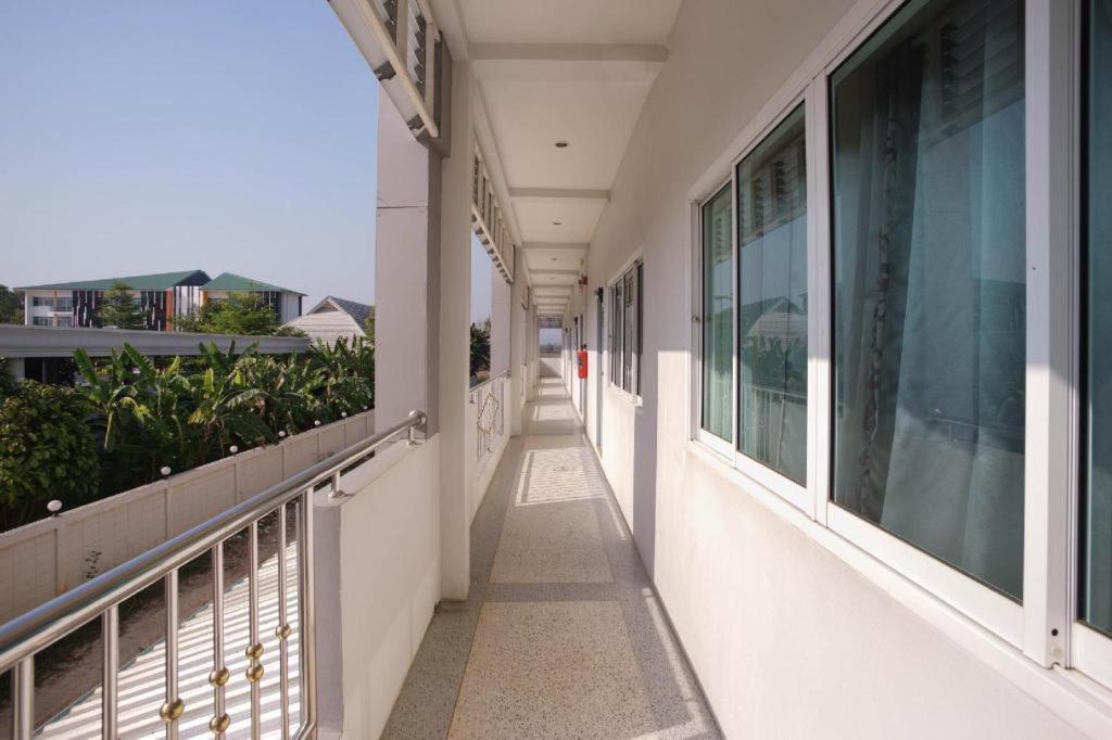 Oyo 75394 Sakthong Grand Hotel Чианг Конг Екстериор снимка