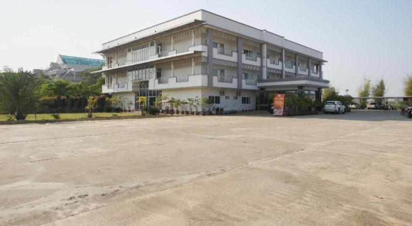 Oyo 75394 Sakthong Grand Hotel Чианг Конг Екстериор снимка